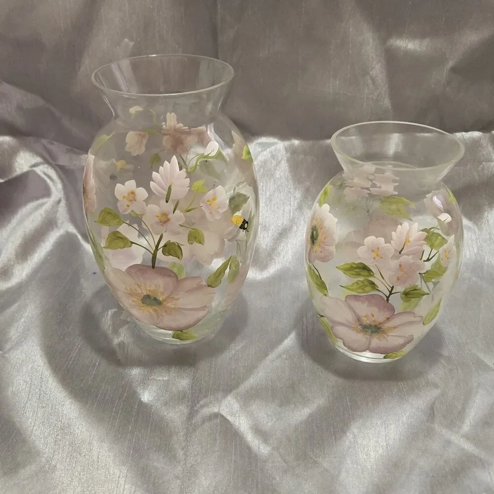 GLASS VASE HAND PAINTED BEE WITH DOGWOOD FLOWERS - Picture 3 of 7